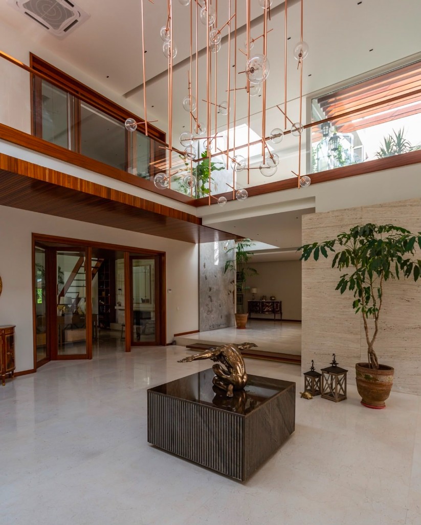 Villa Jay-Tona grand foyer and chandelier